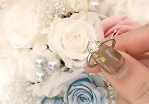 知りたい！入籍日に婚約指輪を渡すのはあり？