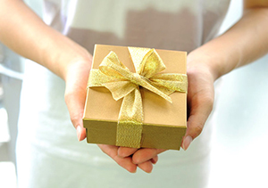 婚約指輪だけじゃない？おすすめの婚約記念品！