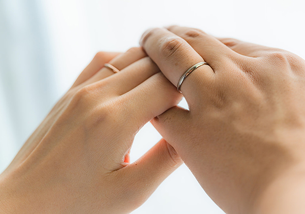 指の小さい人もオーダーメイドの結婚指輪でサイズぴったりにお作りします